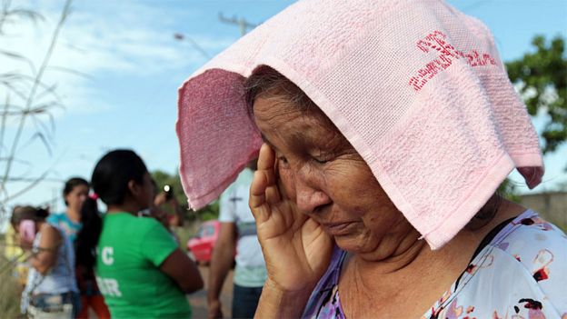 Familiares de detentos aguardam notícias do lado de fora Penitenciária Agrícola de Monte Cristo, em Roraima