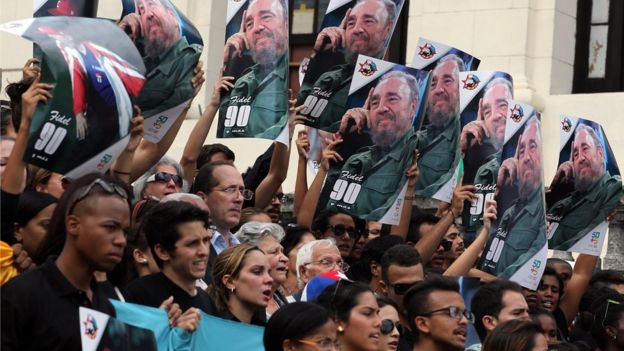Estudiantes lamentan la muerte de Fidel Castro en la Universidad de La Habana.