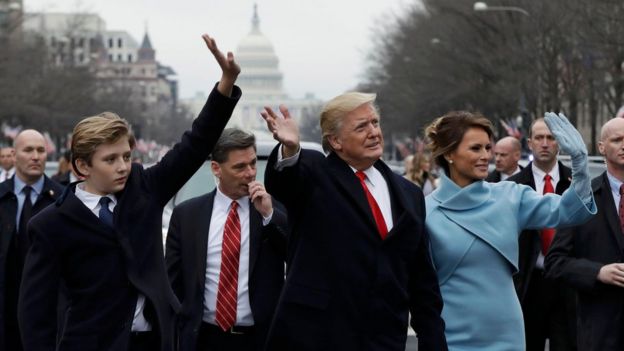 Barron Trump camina con su padre y su madre por la avenida Pensilvania durante la toma de posesión el pasado 20 de enero.