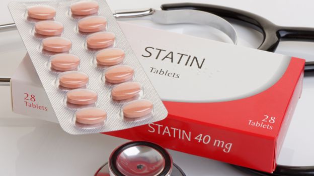 Caja de medicamentos, con pastillas de estatinas
