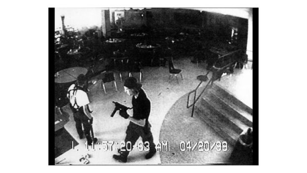 Eric Harris y Dylan Kelbold son captados por las cámaras de seguridad en la escuela secundaria de Columbine, durante el ataque que perpetraron contra los alumnos y los maestros, en 1999.