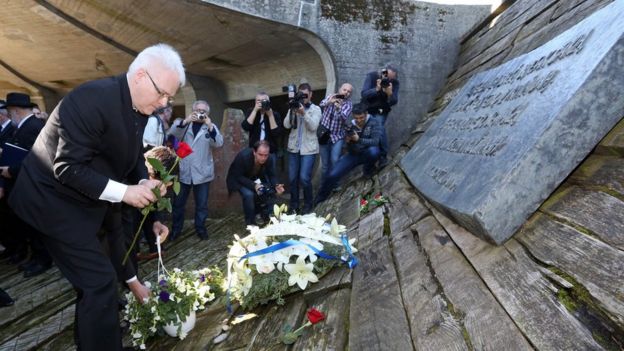 Former Croatian President Ivo Josipovic lays a wreath of flowers at a memorial in Jasenovac, Croatia, on April 15, 2016
