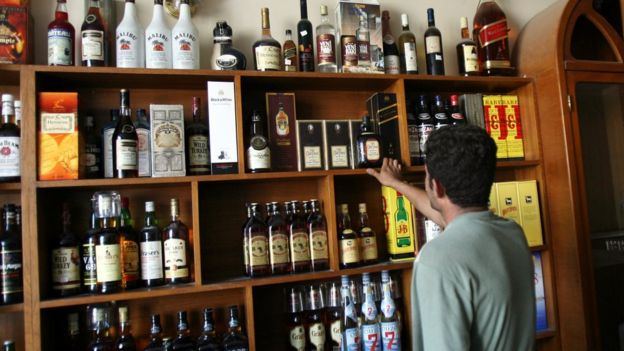 بائع في محل لبيع المشروبات الكحولية