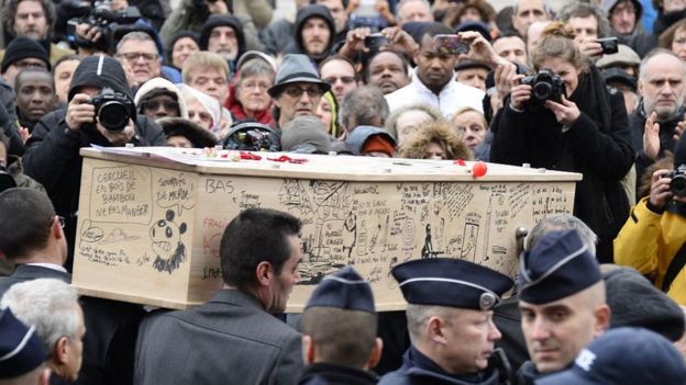 تشييع جثمان أحد رسامي شارلي إبدو، الذي قتل في الهجوم المسلح الذي استهدف مقر الجريدة