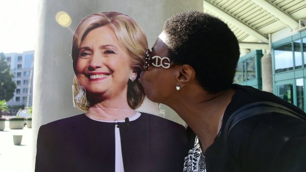 Избирательница целует портрет Клинтон