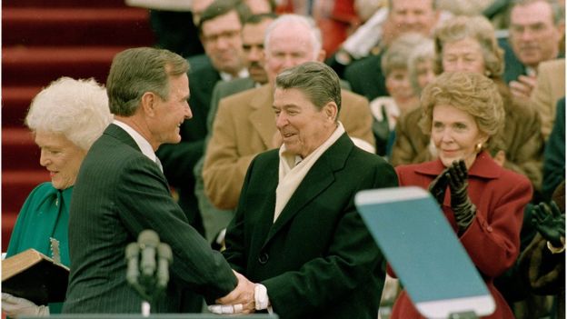 Cerimônia de posse de George H. W. Bush, que assumiu o comando dos EUA no lugar do colega de partido Ronald Regan em 1989