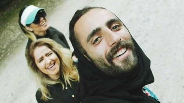 Un hombre con hyjab y dos mujeres sin él sonrÃen para la foto.