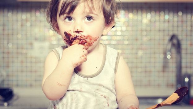 Niño comiendo chocolate