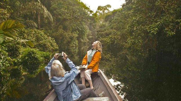 Dos turistas de paseo en un bote en Costa Rica