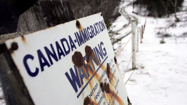 Cartel que indica migraciones de Canadá.