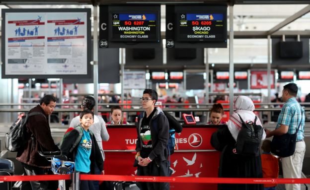 Gente hace cola en el Aeropuerto Internacional de Atatürk, de Estambul, Turquía