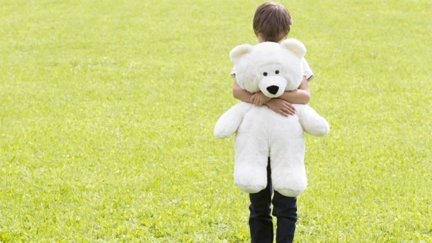 Un niño con un peluche