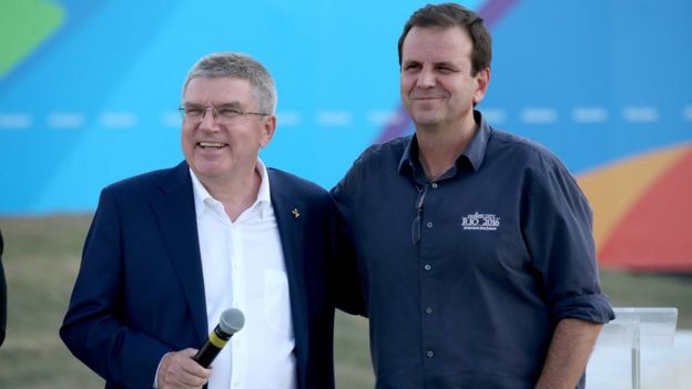 Thomas Bach (izq.), presidente del Comité Olímpico Internacional, y el alcalde de Río, Eduardo Paes.