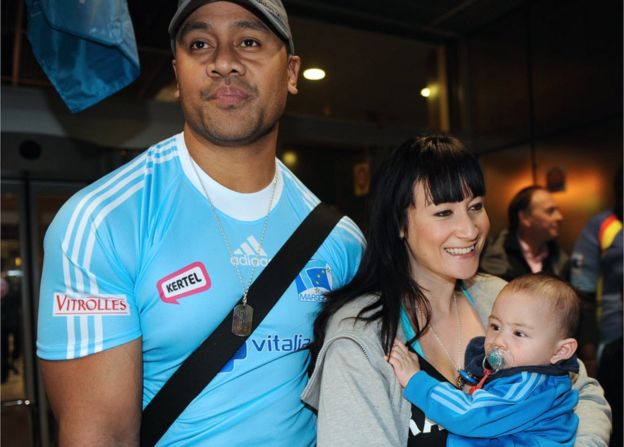 New Zealand rugby legend Jonah Lomu, former All Blacks winger, arrives with this wife Nadine and his son Braydley, on 3 November 2009 at Marseille-Marignane airport, southern France, after signing for French third division side Marseille Vitrolles team.