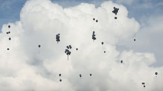 чорні повітряні кульки в небі