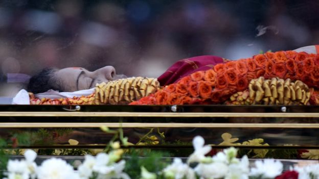 இறுதி ஊர்வலத்தில் ஜெயலலிதாவின் உடல்