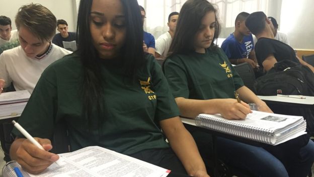 Letícia Martins (à esq.) e Daniela Petrosino (à dir) em sala de aula no curso preparatório