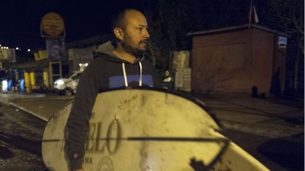 People recover their belongings after a large earthquake in Concon on 16 September, 2015