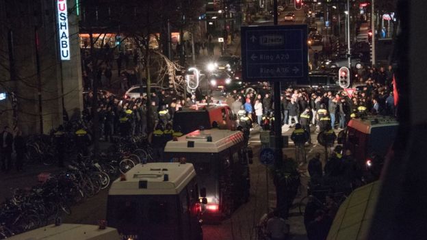 Las fuerzas de seguridad holandesas dispersaron a los manifestantes congregados frente al consulado de Turquía en Rotterdam.