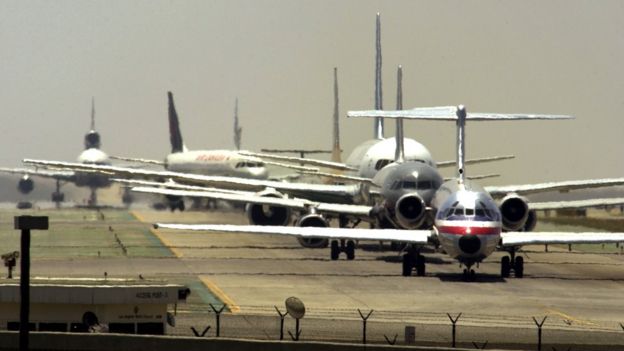 خلل في منظومة حواسيب الجمارك الامريكية يؤدي الى تكدس المسافرين في عدة مطارات