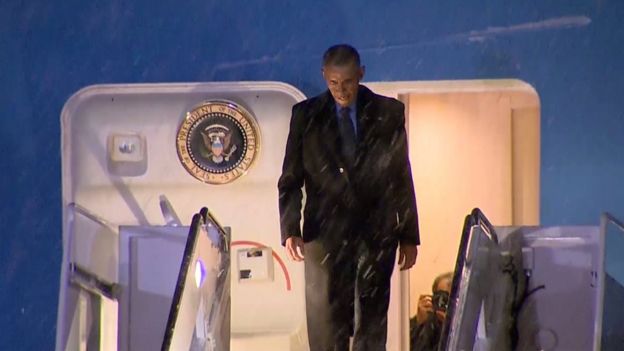 Obama getting off Air Force One in the snow