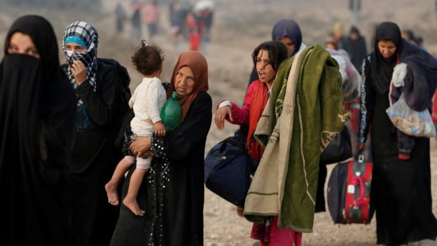 Displaced women and girls at Qayyarah, south of Mosul, Iraq (26 October 2016)