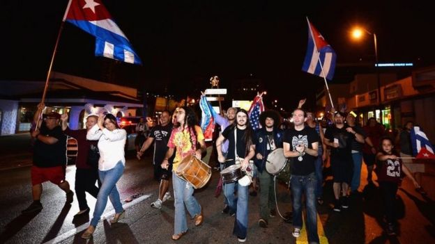 شادمانی مخالفان کاسترو در میامی آمریکا