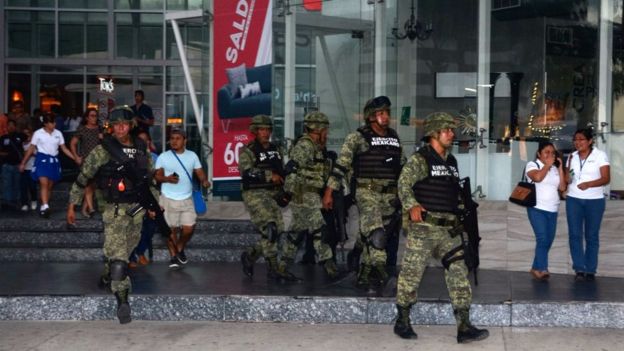 Soldados evacuaron varios centros comerciales como medida preventiva.