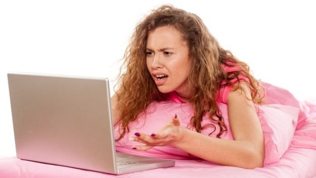 Una joven mirar horrorizada su laptop