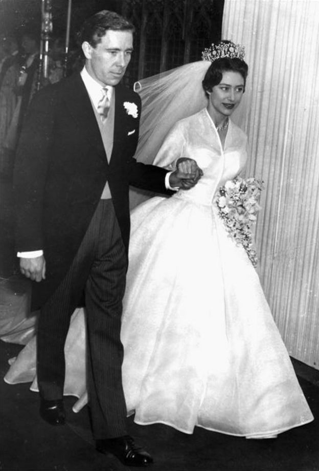 La princesa Margarita y Lord Snowdon abandonan la abadía de Westminster el día de su boda.