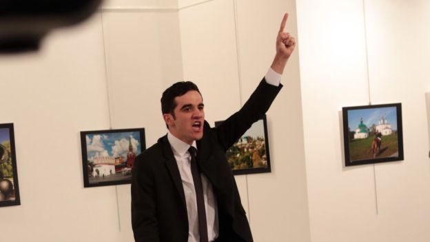 கோஷமிட்டவாறு ரஷ்ய தூதர் மீது தாக்குதல் நடத்திய நபர்