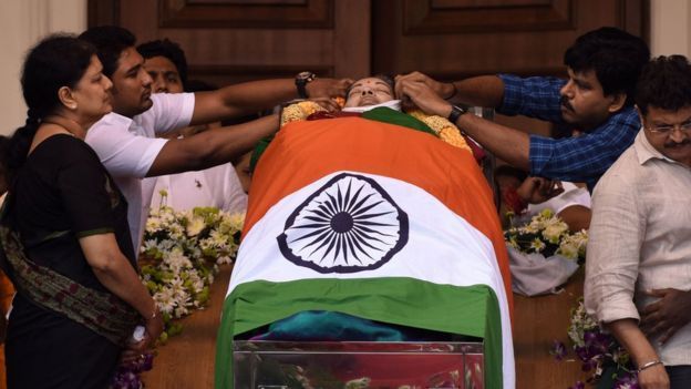 ஜெயலலிதா மறைந்த பிறகு அவரது உடலைச் சுற்றி நின்ற சசிகலாவின் உறவினர்கள்