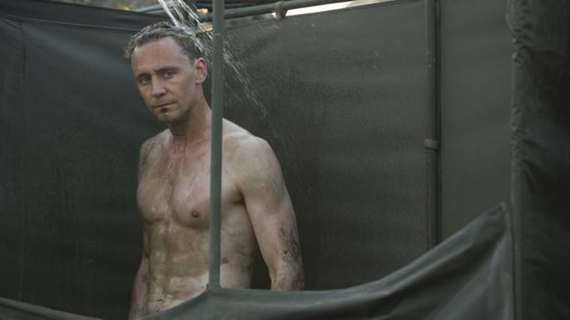 Dalam The Night Manager, Tom Hiddleston memang sering memamerkan tubuhnya.