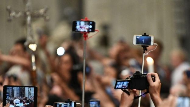 تصوير بالهواتف في إحدى الكنائس