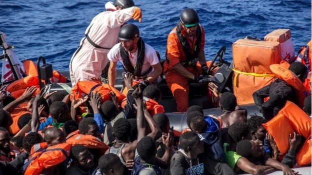 انقاذ عدد من المهاجرين الأفارقة في البحر الأبيض المنوس