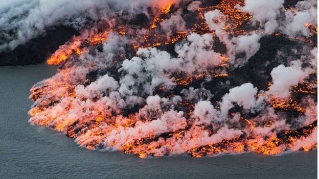 Lava que colisiona con el agua y produce vapor.