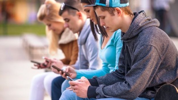 Jóvenes con celulares