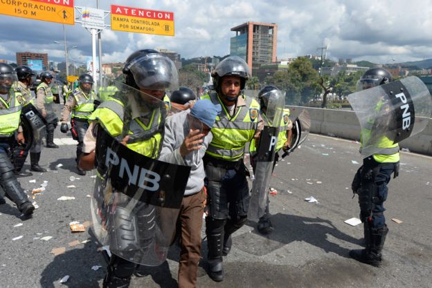 Aunque la protesta fue marcadamente pacífica, hubo algún foco de enfrentamiento entre manifestantes y policía.