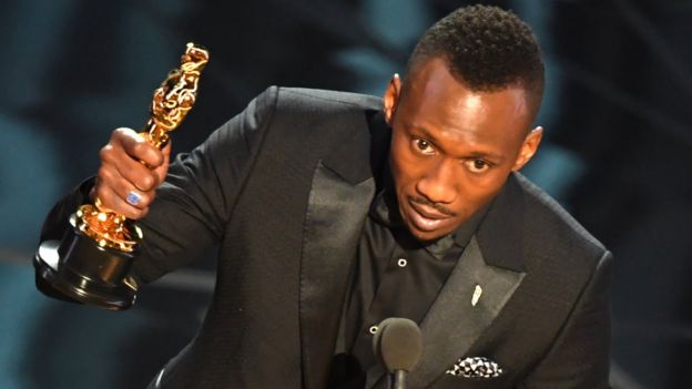 Mahershala Ali dando el discurso de aceptación en los Oscar.