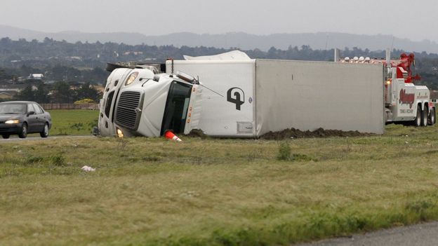 Un camión se volteó este viernes tras los fuertes vientos en la localidad de Marina, California.