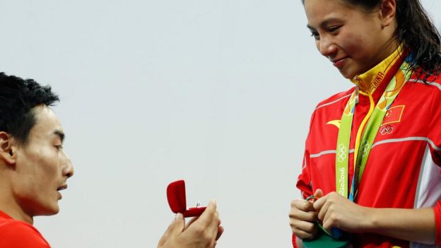 Qin Kai proposes to silver medallist He Zi