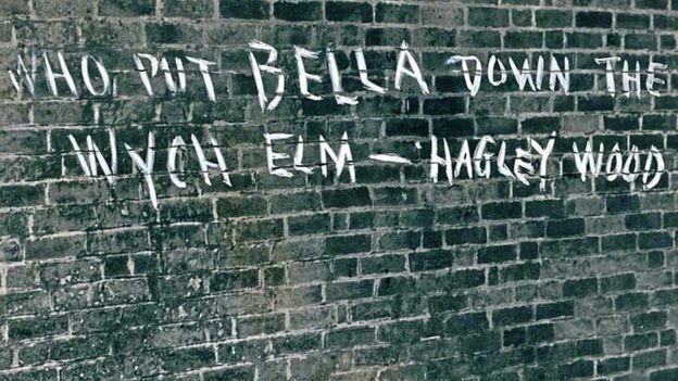 Pregunta grafitada en la pared: Quién puso a Bella en el olmo de Hagley Wood
