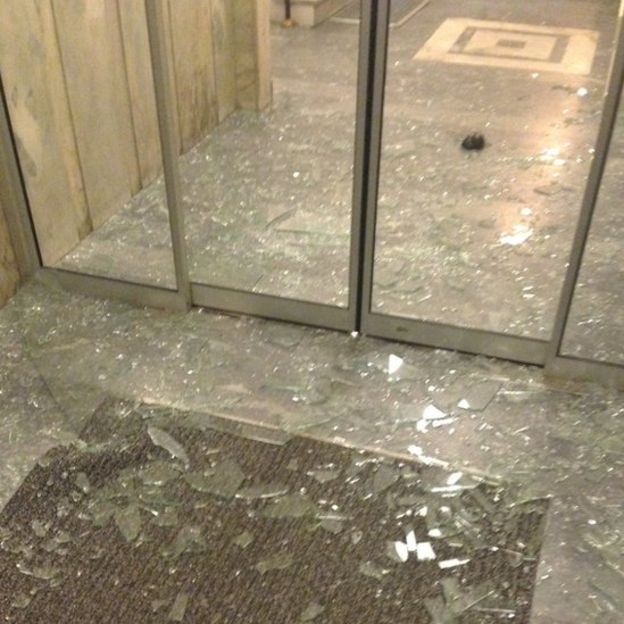 شیشه های شکسته دفتر بی بی سی در استانبول