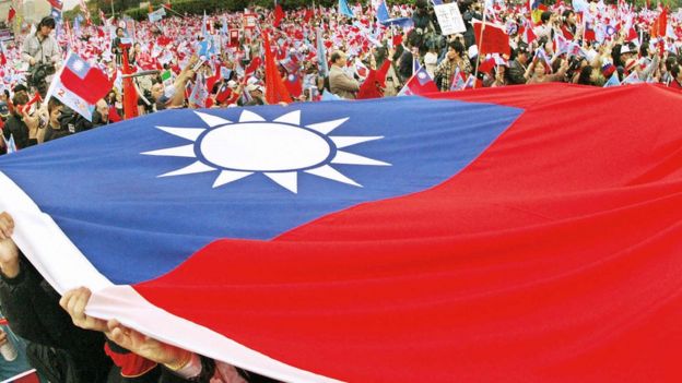國民黨支持者抬著巨型中華民國國旗遊行（資料圖片）