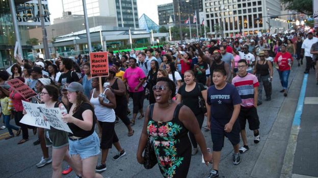 Inúmeras cidades americanas realizaram protestos contra violência policial contra negros