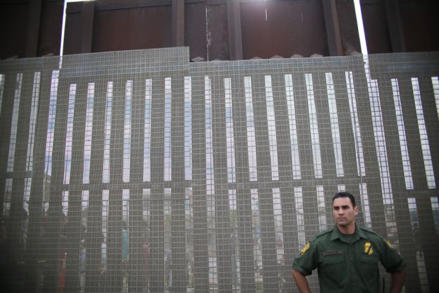 Un efectivo de la patrulla fronteriza de EE.UU. frente al muro