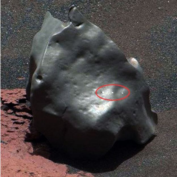 Close-up do objeto mostra marcas deixadas pelo laser do Curiosity