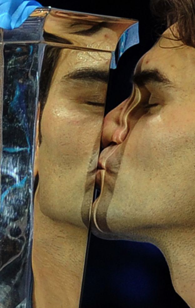 Roger Federer besa un trofeo