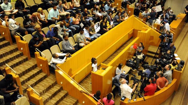 Zianna ante una sala llena.