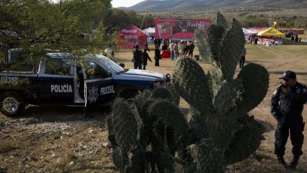 Policía controla el acceso a la fiesta de Rubí